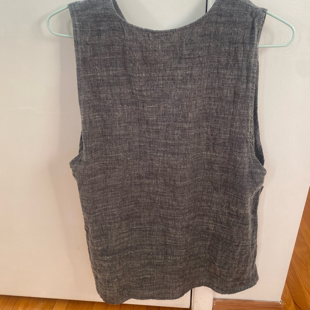 OZMA Gray Muscle Tee with Wide Arm Openings and Rounded Neckline - Picture 2 of 4